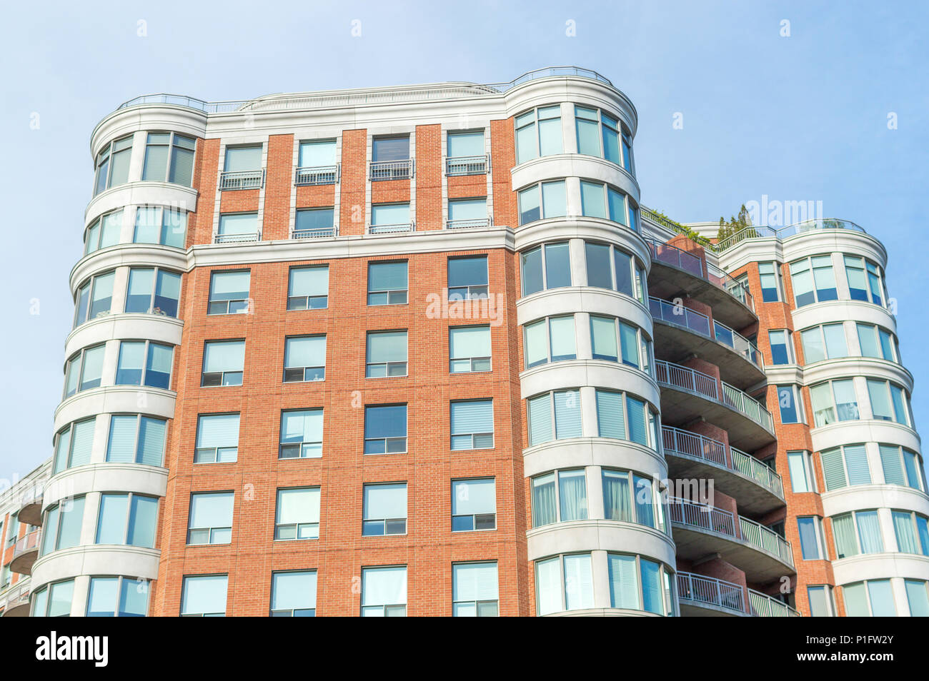 Condo moderne avec d'immenses fenêtres des bâtiments et d'un balcon à Montréal, Canada. Banque D'Images