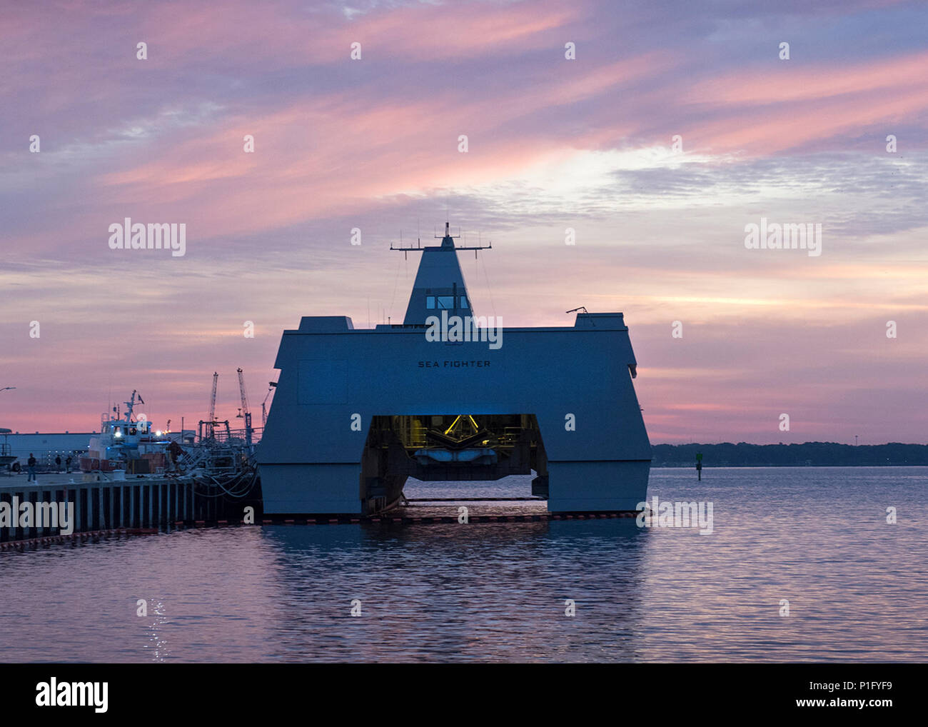 PANAMA CITY Beach, Floride - En mer du navire de recherche Fighter (FSF 1), porté à l'accueil Naval Surface Warfare Center Panama City se trouve du côté de la Division, jetée comme elle se prépare pour les prochaines missions de recherche comme le soleil se lève sur la baie de St Andrews, à Panama City, en Floride. U.S. Navy photo par Ron Newsome (libéré). 161025-N-PB086-0109 Banque D'Images