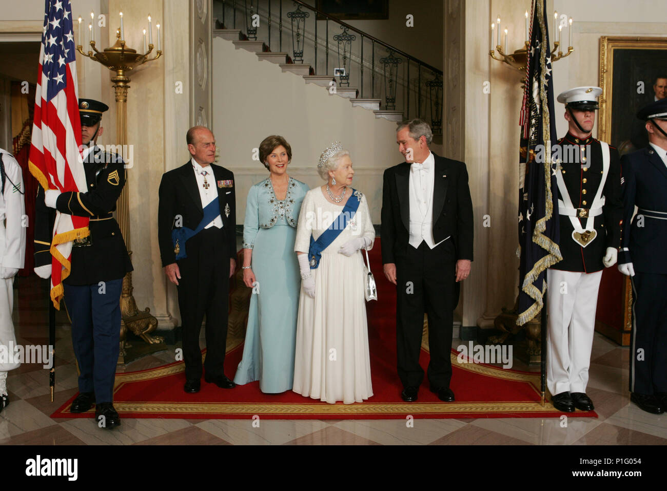 Le Président George Bush et Mme Laura Bush escort Sa Majesté la Reine Elizabeth II et Son Altesse Royale le Prince Philip, duc d'Édimbourg, du grand escalier de la Maison Blanche, lundi 7 mai 2007, avant d'assister à l'État Le dîner dans l'honneur de la Reine. Photo par Joyce N. Boghosian, avec la permission de George W. Bush Presidential Library & Combattantsbibliothèque Banque D'Images