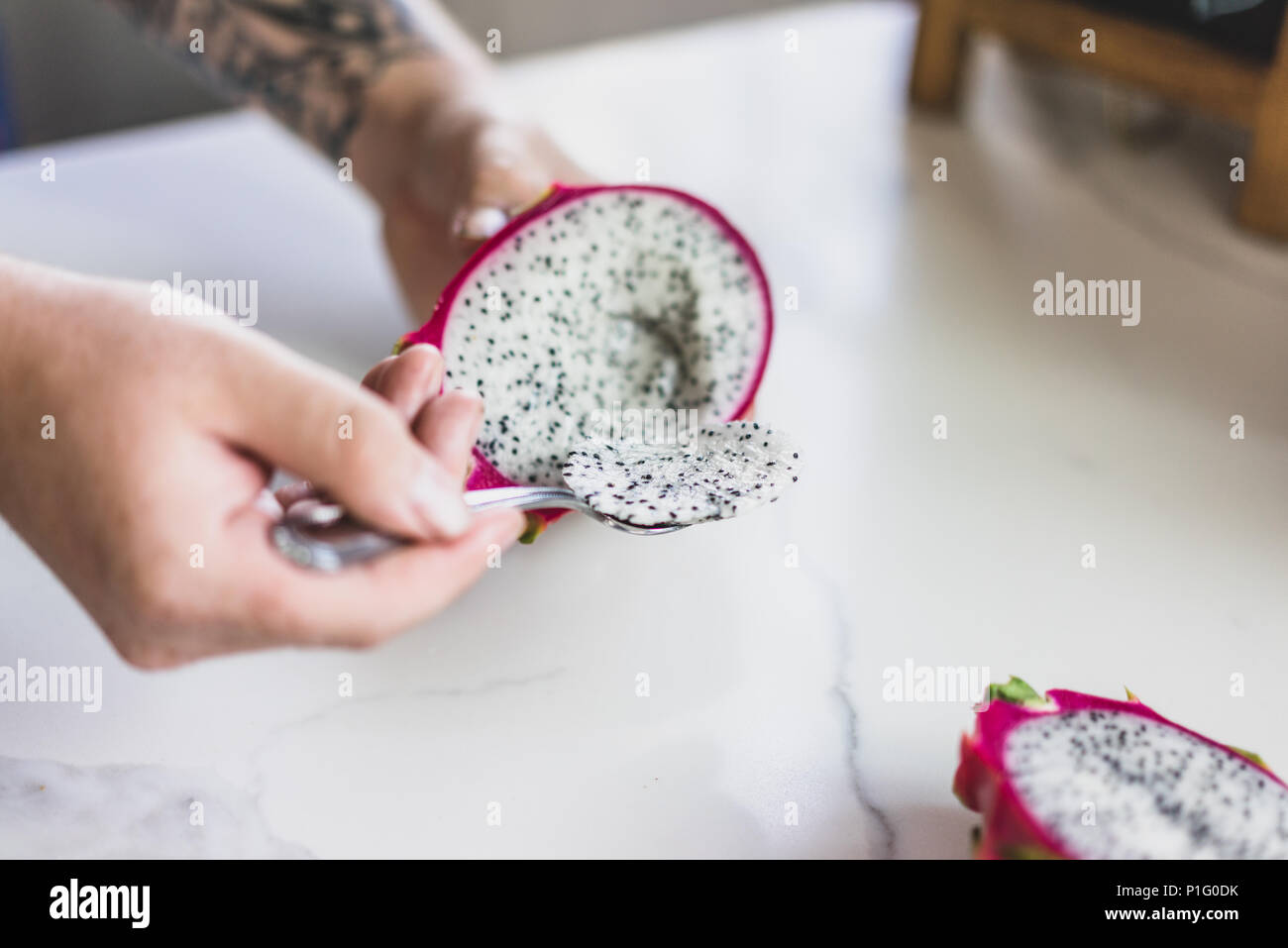 Personne mangeant une dragonfruit Banque D'Images