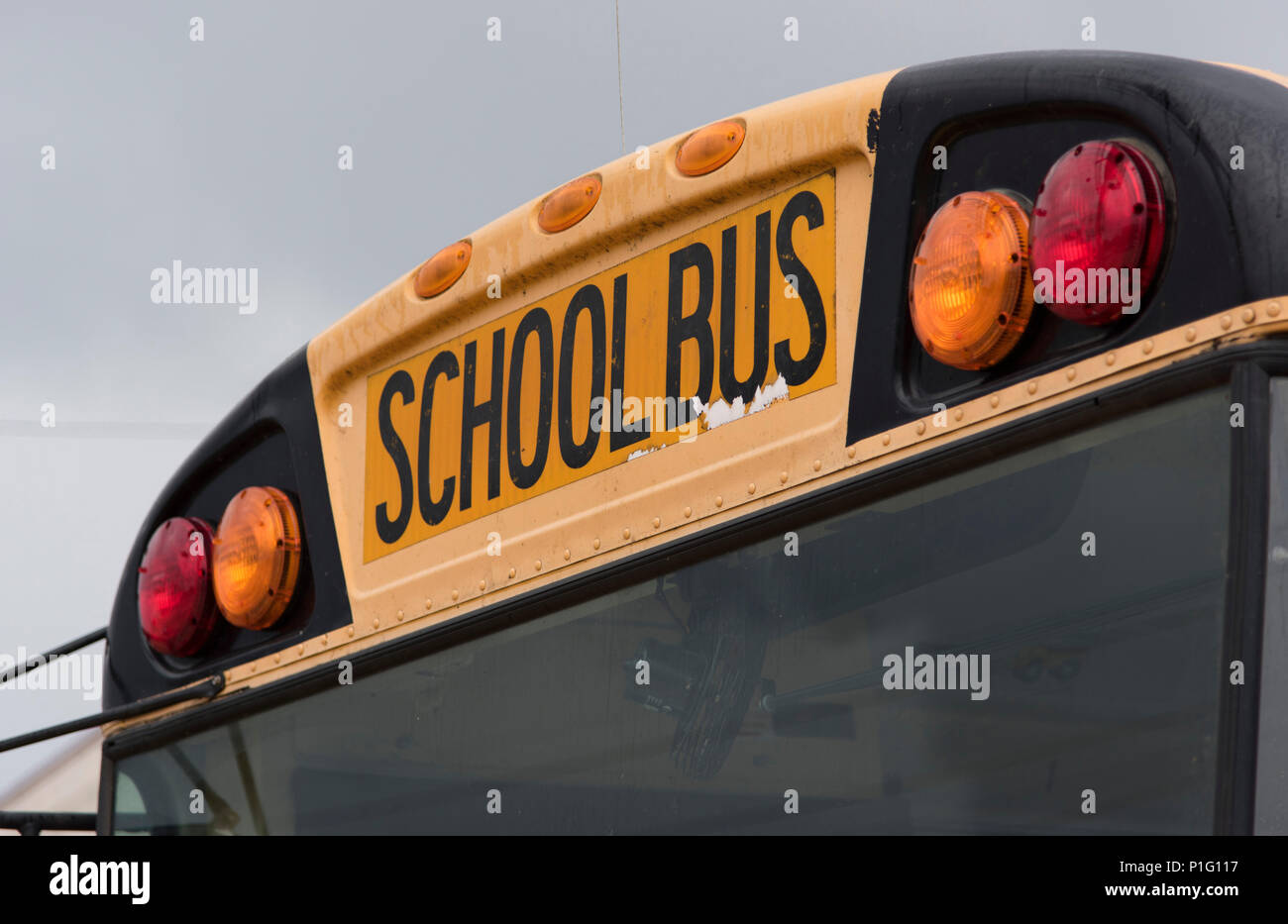 Bossier City, Louisiane, États-Unis - 16 janvier 2017 : un autobus scolaire stationné dans la cour de l'école montre des signes de vieillissement. Banque D'Images