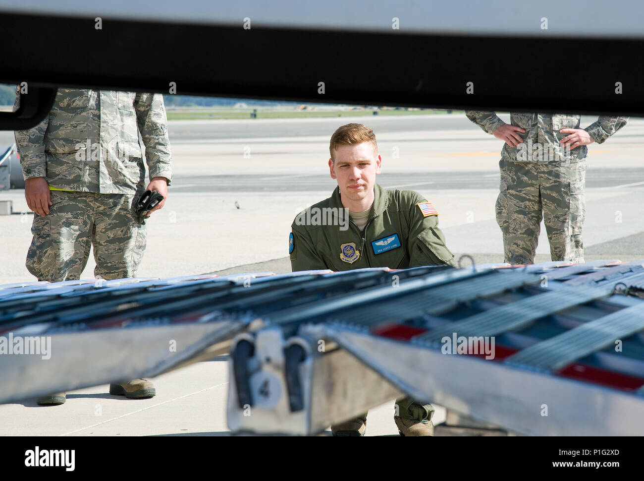 Airman Senior Scott Lunn, 9e Escadron de transport aérien l'arrimeur, veille sur le fond d'une remorque de 53 pieds qu'il s'éteint progressivement en place le DAMAS 26K et la rampe de chargement dans la soute d'un C-5M Super Galaxy 18 oct., 2016, sur la base aérienne de Dover, Delaware La rampe de chargement (système dit de DAMAS 26K qui est l'acronyme de DOMOPS Approche modulaire de transport aérien, de l'étayage peut être mis en place par deux à trois personnes en 14 minutes et a été utilisé par le comté de Montgomery's Urban Search & Rescue Team au cours de cet événement de formation pour valider les procédures de chargement et la rampe des configurations spécifiques à leurs véhicules. (U.S. Pour l'air Banque D'Images