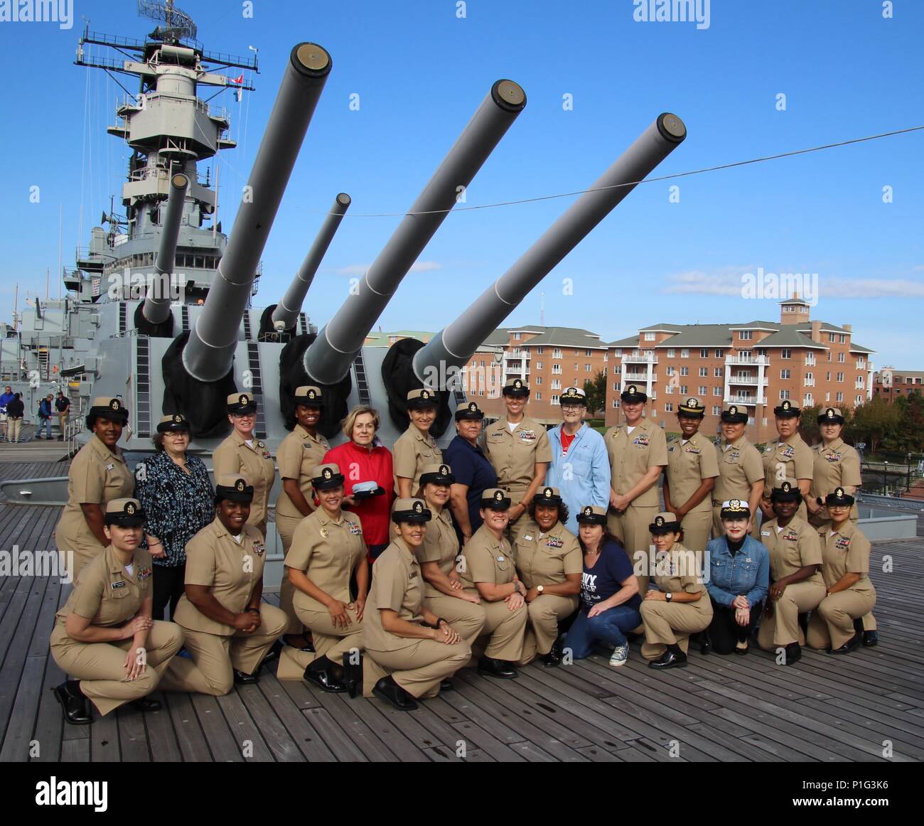 NORFOLK, Virginie (oct. 28, 2016) le service actif et retraité du premier maître du et de la région de Hampton Roads posent pour une photo de groupe à bord du USS Wisconsin (BB 64). Cet événement a lieu seulement trois jours avant le affectionaletly couverture godet doublée est retiré du service et est remplacé par l'autre combinaison. Photos de l'US Navy par le Premier maître de Josh Preston (libéré) 140725-N-N0301-001 Banque D'Images