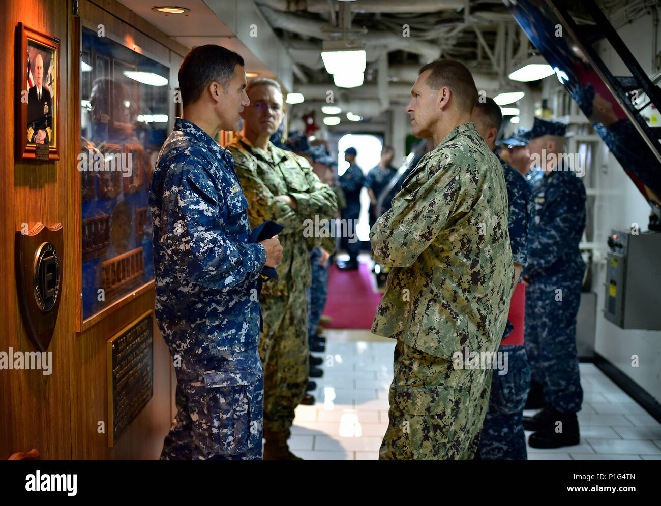 GAETA, Italie (oct. 31, 2016) Commandant, Commandement installations navales (CNIC) Vice-amiral. Dixon Smith (droite) visite avec le Capt Carlos Sardiello (à gauche), commandant de la sixième flotte américaine navire de commandement et de contrôle USS Mount Whitney (LCC 20). Au cours de la visite Smith a observé diverses installations en plus de Mount Whitney qui appuient la mission de l'installation. (U.S. Photo par Marine PO1 Daniel Barker, libéré) Banque D'Images