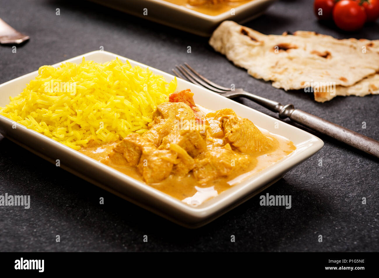 Beurre masala poulet avec riz au jasmin et chapati Banque D'Images