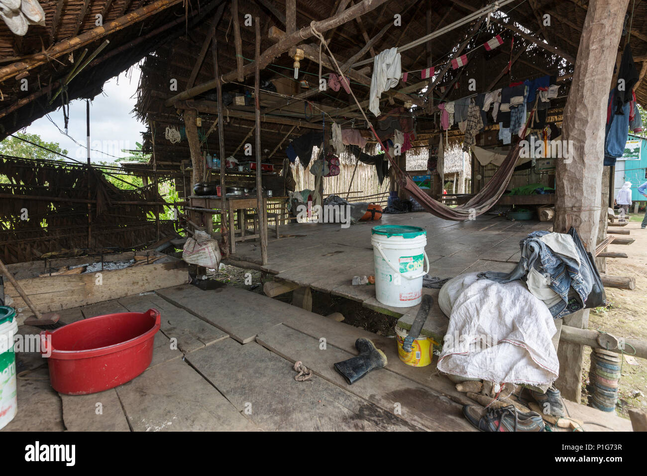 À l'intérieur d'une maison familiale sur la rivière Pacaya, haut bassin du fleuve Amazone, Loreto, Pérou Banque D'Images