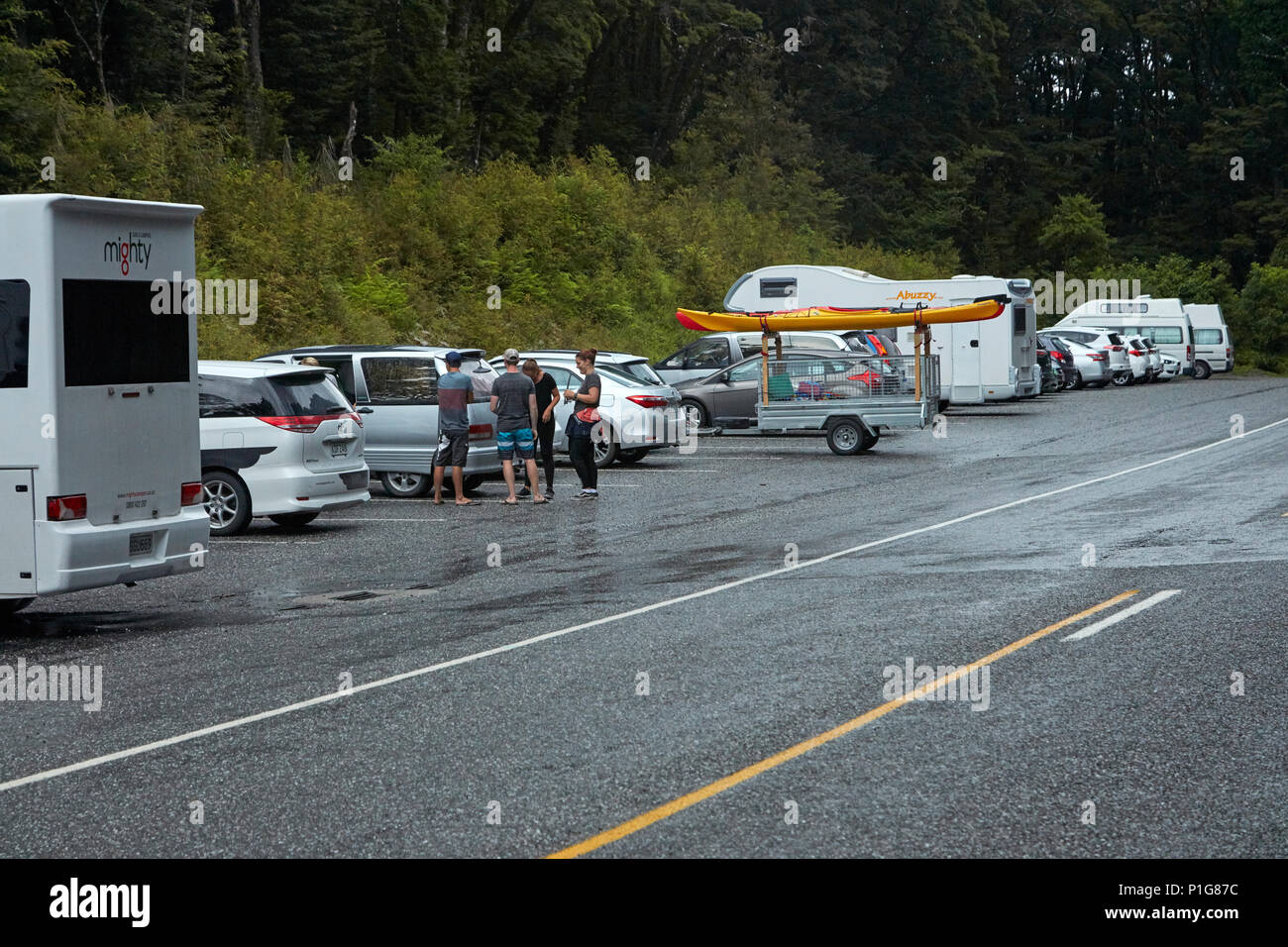 Parking bondé pour piscines bleu, Mount Aspiring National Park, Haast Pass, près de Makarora, Otago, île du Sud, Nouvelle-Zélande Banque D'Images