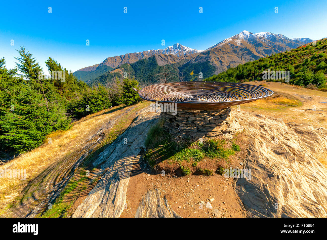 Queenstown, Nouvelle-Zélande - 14 Avril 2018 : une vue de la basket, spirale de la sculpture en acier "panier de rêves' au sommet de Queenstown Hill. Banque D'Images