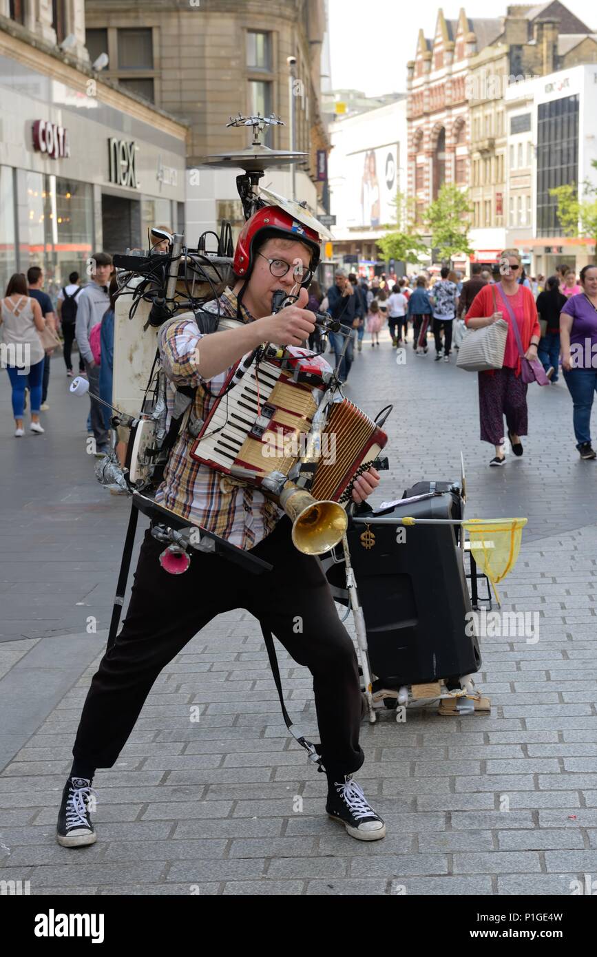 Un jeune musicien de la rue sur une rue du centre-ville avec son drôle et divertissant 'One Man Band' Show à Liverpool, Angleterre, Royaume-Uni Banque D'Images