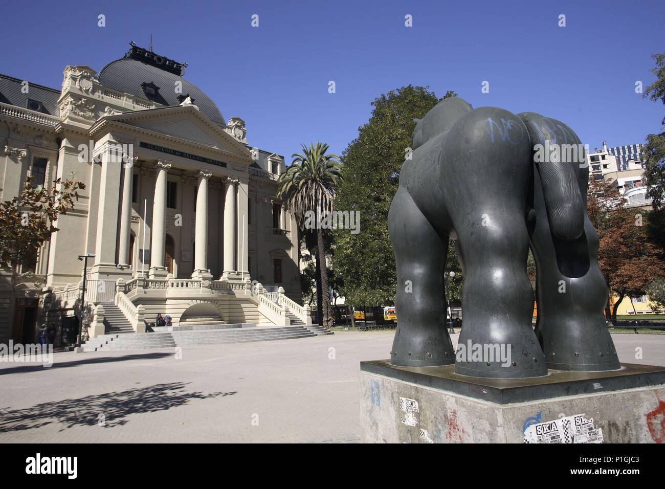 Santiago ; Escuela / Museo de Bellas Artes junto al Parque Forestal, escultura de Botero. Banque D'Images