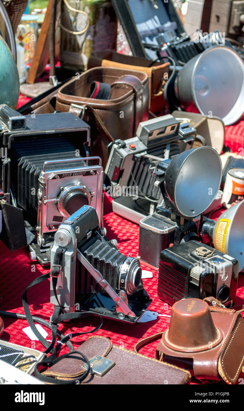 Old vintage cameras à une vente d'étiquette, une grande estime pour les collectionneurs de photographie Banque D'Images
