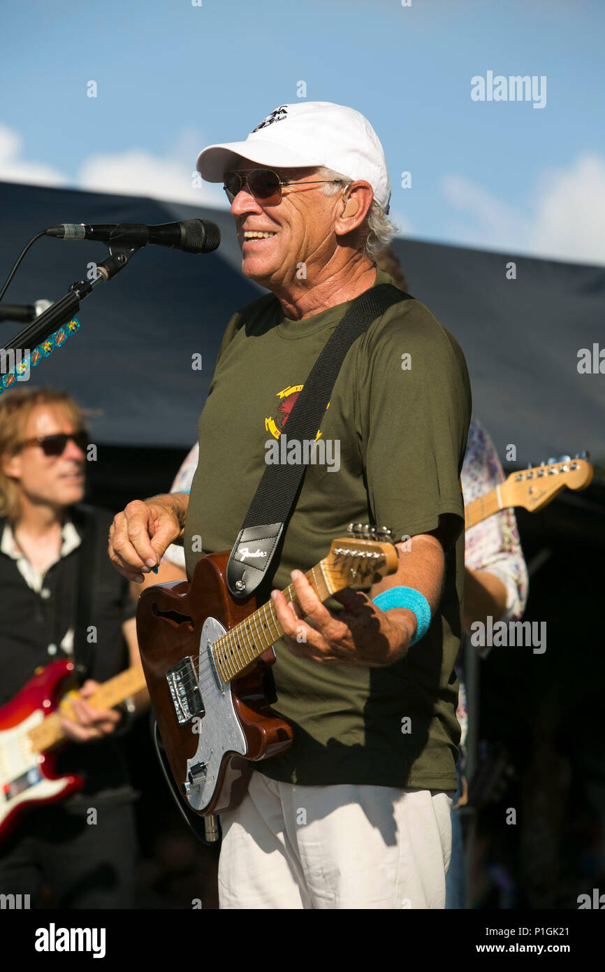 Jimmy Buffett et le Corail Reefers effectuer lors d'un concert sur Camp Foster, Okinawa, Japon, le 28 octobre 2016. C'est la première fois que Buffett a effectué à Okinawa. L'émission était un concert gratuit dans le cadre du "je ne sais pas" tour. (U.S. Marine Corps photo de Jonas Baase PFC) Banque D'Images