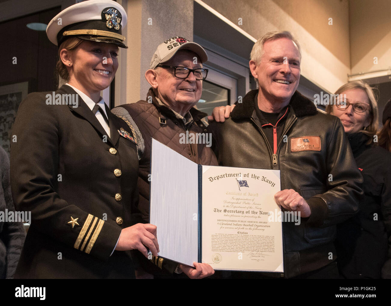 161025-N-LV331-001 CLEVELAND (oct. 25, 2016) Secrétaire de la Marine (SECNAV) Ray Mabus, droite, présente une remarquable en matière de service public pour les Indians de Cleveland Larry Dolan propriétaire pour le Baseball les Indians de Cleveland à l'appui des efforts de l'Organisation de la Marine et du corps. Le prix a été remis au jeu un des MLB World Series entre les Cubs de Chicago et Cleveland Indians. (U.S. Photo par Marine Maître de 1re classe Armando Gonzales/libérés) Banque D'Images