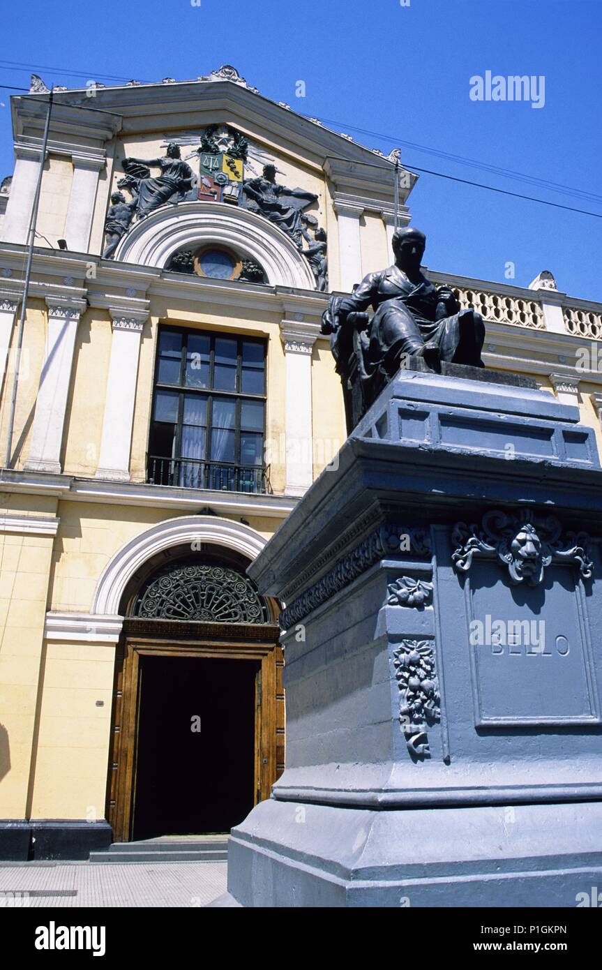 Universidad de Chile y monumento a Andrés Bello en la Avenida Alameda ; centro capital. Banque D'Images