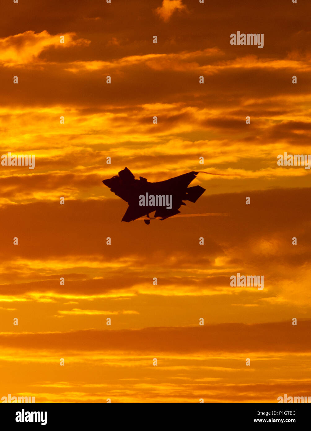 Océan Pacifique (oct. 28, 2016) Un F-35B Lightning II à décollage/atterrissage vertical (STOVL) aéronefs d'Air Évaluation et essais (23) de l'Escadron VX à Patuxent River, Maryland vole dans le coucher du soleil le long navire d'assaut amphibie USS America (LHA 6) Le 28 octobre. Un large groupe de Pax River Force d'essai intégré (ITF), techniciens, ingénieurs, techniciens, logisticiens, le personnel de soutien et pilotes d'essai sont embarquée à bord de l'USS America pour la troisième et dernière phase de test de développement (DT-III) de F-35B et de l'intégration. pertinence de l'opérateur Également à bord de l'USS America avec les Salty Dogs de VX-23 sont Ma Banque D'Images