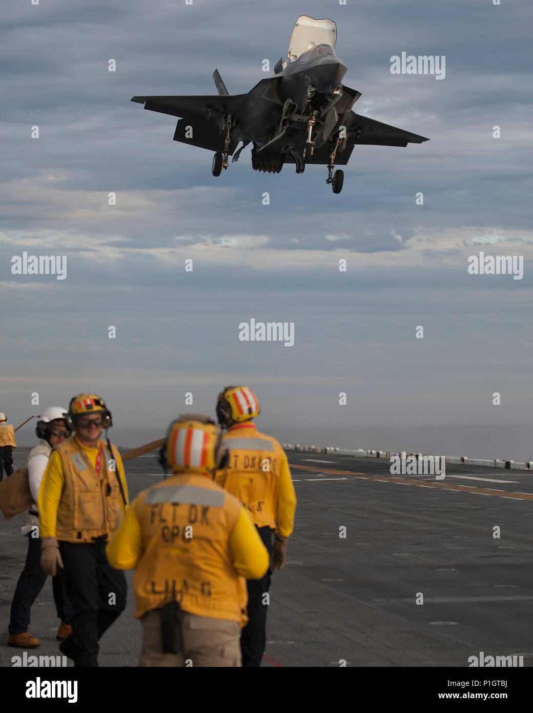Océan Pacifique (oct. 28, 2016) Le deuxième de deux F-35B Lightning II à décollage/atterrissage vertical (STOVL) aéronefs d'Air Évaluation et essais (23) de l'Escadron VX à Patuxent River, Maryland arrive à bord de l'envol du navire d'assaut amphibie USS America (LHA 6) Le 28 octobre. Le Major John "Ike" Dirk essai Lightning 65 comme il a rejoint le groupe très diversifié de Pax River Force d'essai intégré (ITF), techniciens, ingénieurs, techniciens, logisticiens, le personnel de soutien et pilotes d'essai s'est lancé pour la troisième et dernière phase de test de développement (DT-III) de F-35B et de l'intégration. pertinence de l'opérateur Dir Banque D'Images