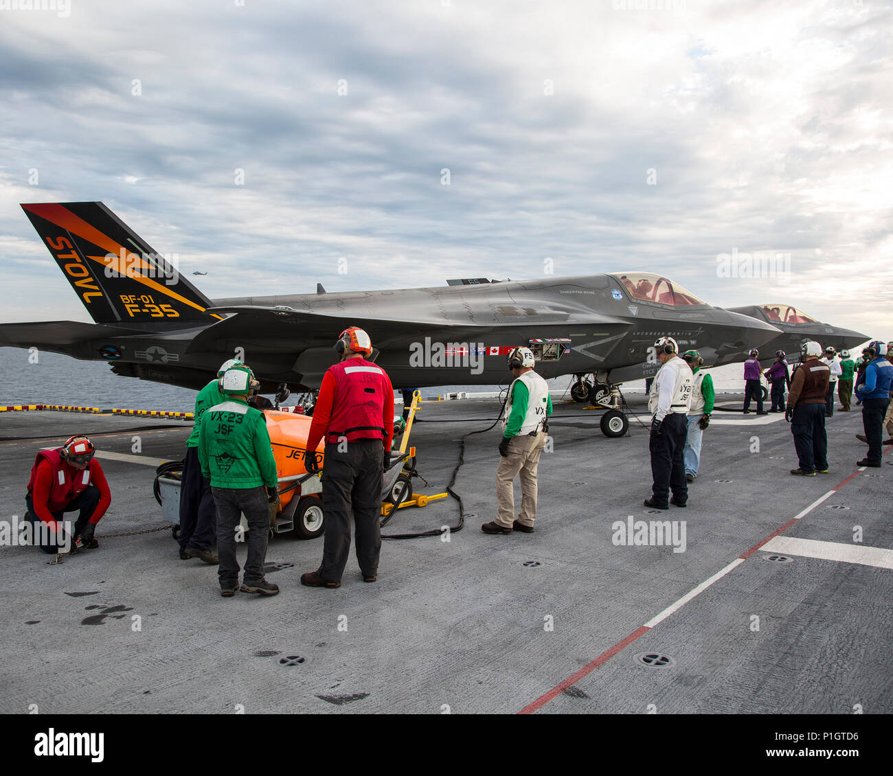 Océan Pacifique (oct. 28, 2016) Deux F-35B Lightning II à décollage/atterrissage vertical (STOVL) aéronefs d'Air Évaluation et essais (23) de l'Escadron VX à Patuxent River, Maryland sont fixés au pont du navire d'assaut amphibie USS America (LHA 6) Le 28 octobre. Le cadre très diversifié de Pax River Force d'essai intégré (ITF), techniciens, ingénieurs, techniciens, logisticiens, le personnel de soutien et pilotes d'essai s'est lancé pour la troisième et dernière phase de test de développement (DT-III) de F-35B et de l'intégration. pertinence de l'opérateur Également à bord de l'USS America avec les Salty Dogs de VX-23 sont opération maritime Banque D'Images