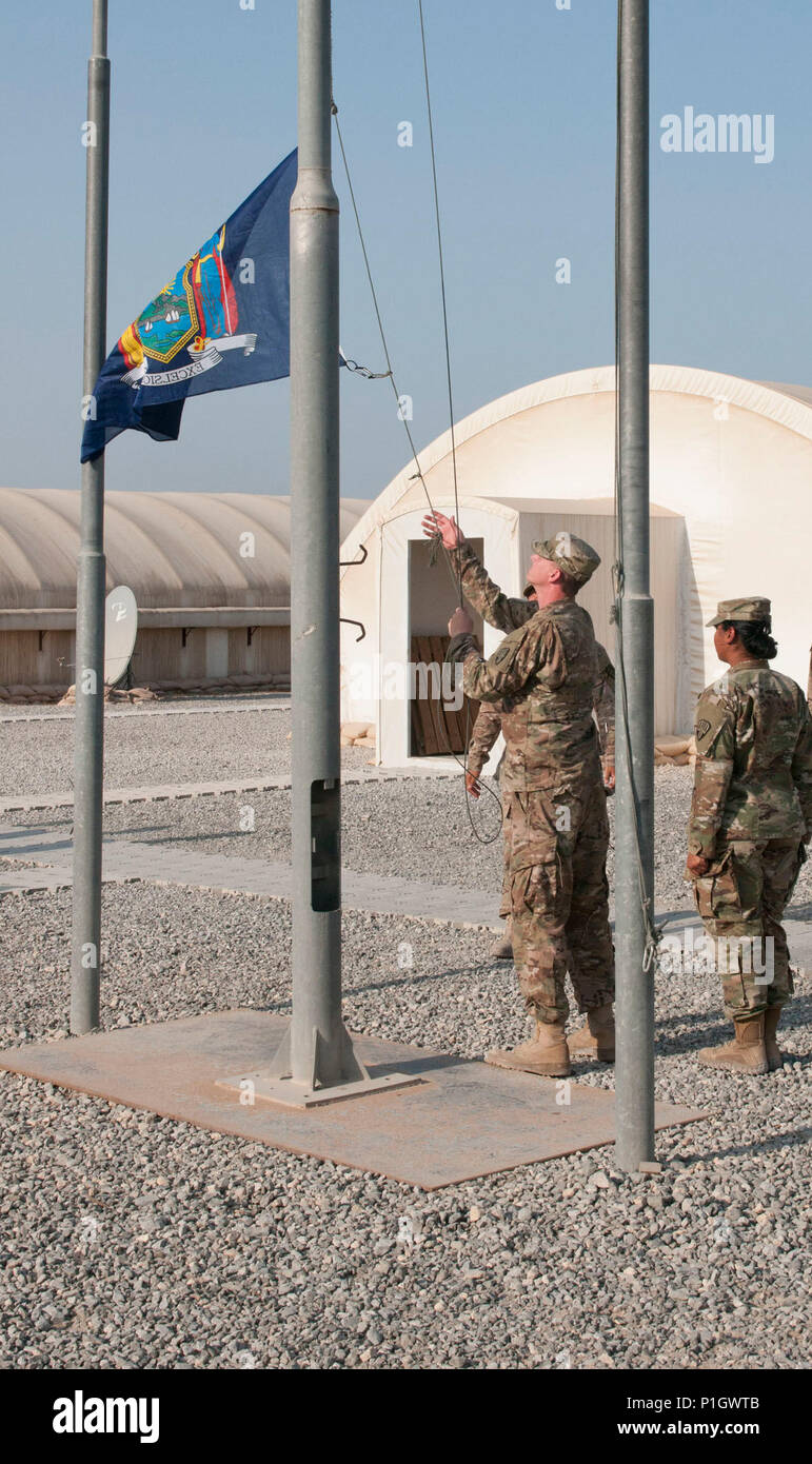 Koweït -- le drapeau de l'État de New York est relevé au Camp Arifjan, au Koweït le 31 octobre, 2-16 comme la New York de l'Army National Guard 369e Brigade de soutien a pris le commandement de mission des opérations logistiques dans tout le Moyen-Orient.( U.S. Army National Guard photo par le Sgt. Jeremy Bratt) Banque D'Images