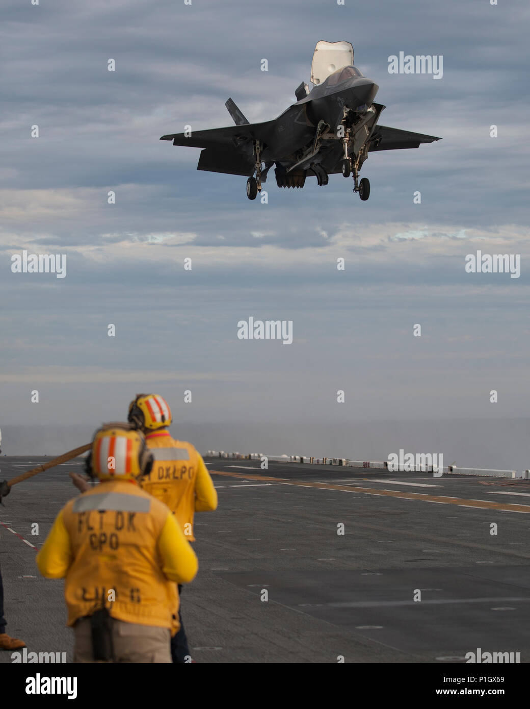 161028-N-SS390-002 OCÉAN PACIFIQUE (oct. 28, 2016) Un F-35B Lightning II à décollage/atterrissage vertical (STOVL) aéronefs d'Air Évaluation et essais (23) de l'Escadron VX à Patuxent River, Maryland se prépare à effectuer un atterrissage vertical (VL) sur le poste de pilotage de navire d'assaut amphibie USS America (LHA 6) Le 28 octobre. Un large groupe de Pax River Force d'essai intégré (ITF), techniciens, ingénieurs, techniciens, logisticiens, le personnel de soutien et pilotes d'essai sont embarquée à bord de l'USS America pour la troisième et dernière phase de test de développement (DT-III) de F-35B et de l'intégration. pertinence de l'opérateur Banque D'Images