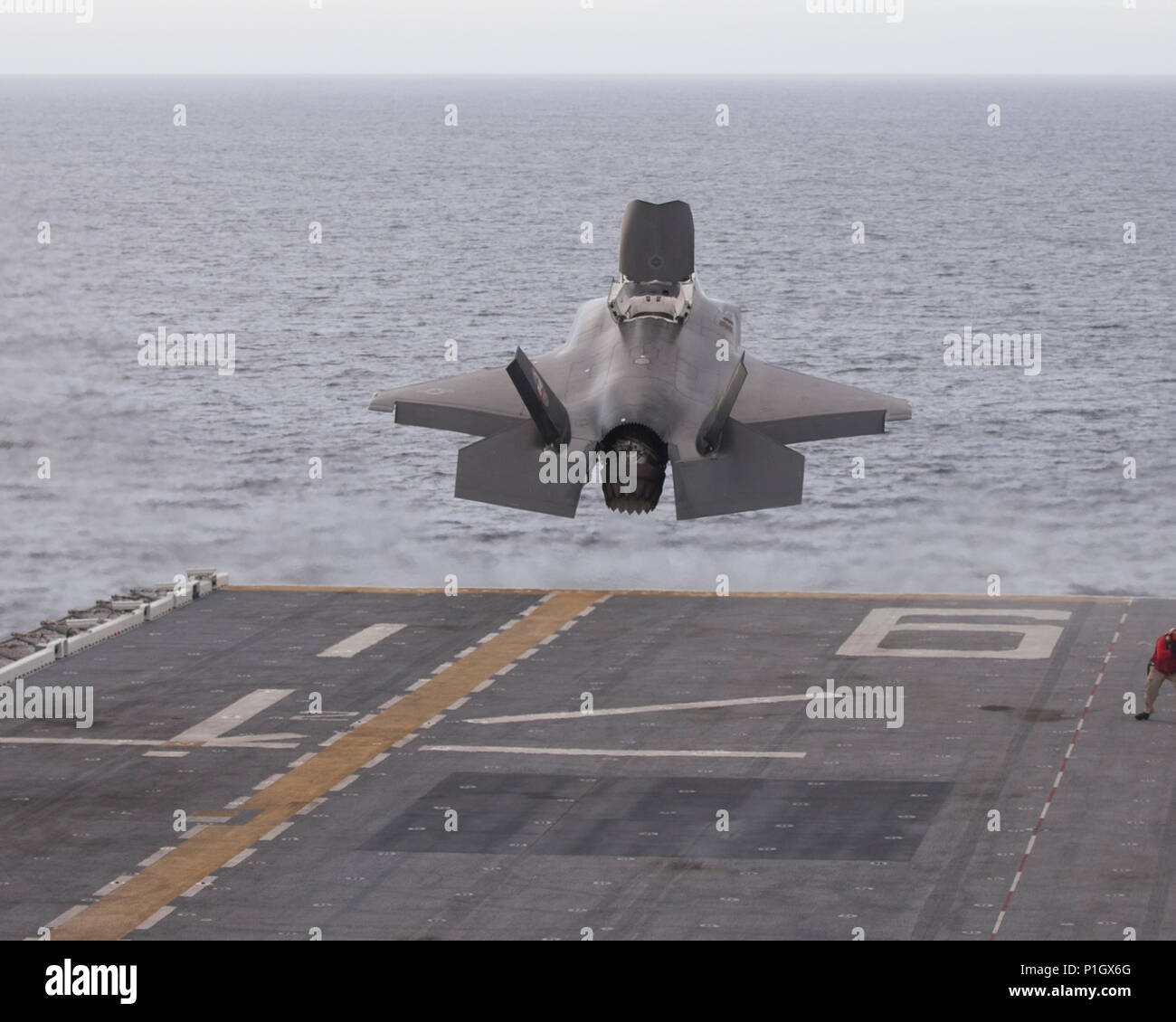 161028-N-SS390-001 OCÉAN PACIFIQUE (oct. 28, 2016) Un F-35B Lightning II à décollage/atterrissage vertical (STOVL) aéronefs d'Air Évaluation et essais (23) de l'Escadron VX à Patuxent River, Maryland lance à partir de l'envol du navire d'assaut amphibie USS America (LHA 6) Le 28 octobre. Un large groupe de Pax River Force d'essai intégré (ITF), techniciens, ingénieurs, techniciens, logisticiens, le personnel de soutien et pilotes d'essai sont embarquée à bord de l'USS America pour la troisième et dernière phase de test de développement (DT-III) de F-35B et de l'intégration. pertinence de l'opérateur Également à bord de l'USS America avec le Sa Banque D'Images