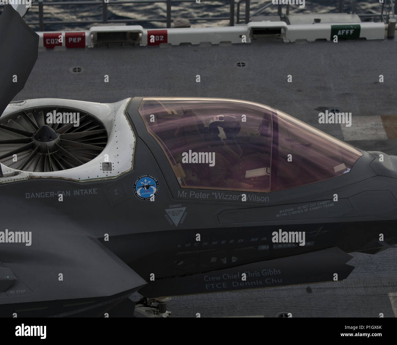 161028-N-SS390-004 OCÉAN PACIFIQUE (oct. 28, 2016) Un F-35B Lightning II à décollage/atterrissage vertical (STOVL) aéronefs d'Air Évaluation et essais (23) de l'Escadron VX à Patuxent River, Maryland taxis le long du pont du navire d'assaut amphibie USS America (LHA 6) Le 28 octobre. Un large groupe de Pax River Force d'essai intégré (ITF), techniciens, ingénieurs, techniciens, logisticiens, le personnel de soutien et pilotes d'essai sont embarquée à bord de l'USS America pour la troisième et dernière phase de test de développement (DT-III) de F-35B et de l'intégration. pertinence de l'opérateur Également à bord de l'USS America avec le sel Banque D'Images