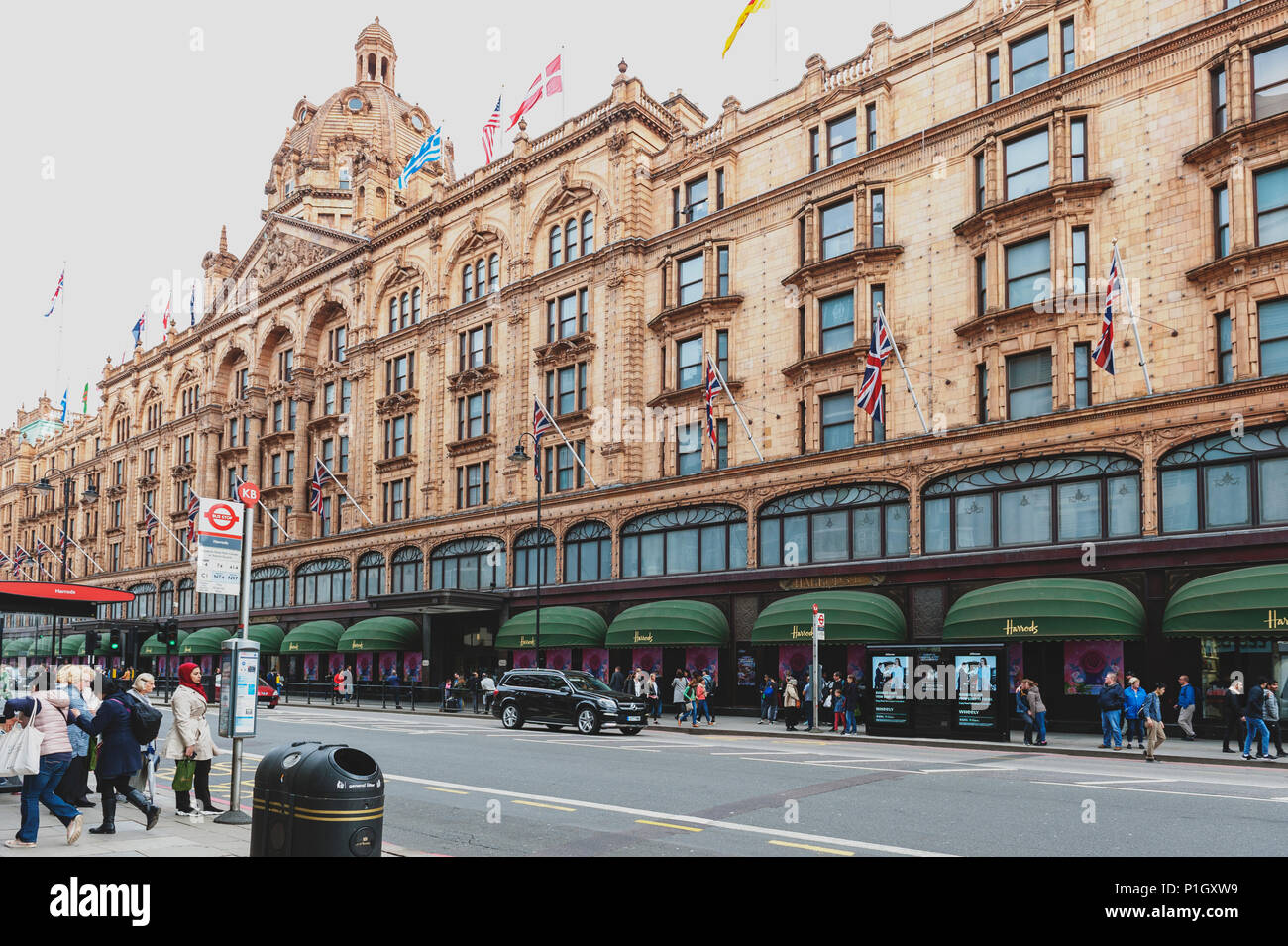 Harrods, le luxueux grand magasin situé sur Brompton Road à Knightsbridge, Londres, Angleterre, Royaume-Uni Banque D'Images