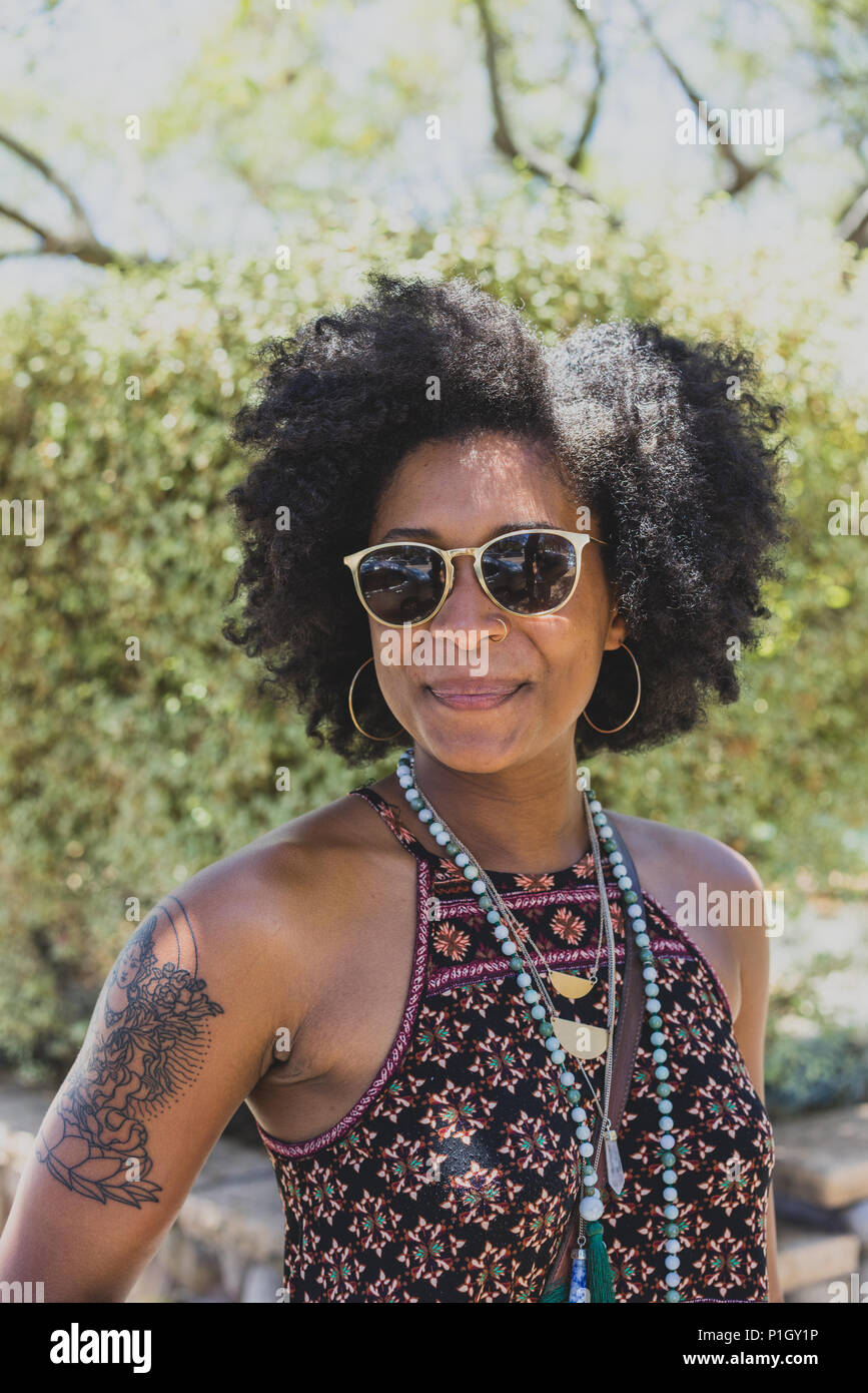 Portrait de femme noire à l'extérieur avec des lunettes Banque D'Images