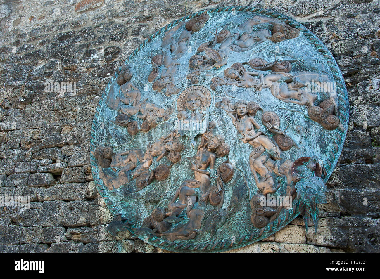 Belle gravure sur un abri du trou circulaire dans la vieille ville de gruyère, en Suisse. Détail de chiffres de couleur bronze bleu-gris retour contre Banque D'Images