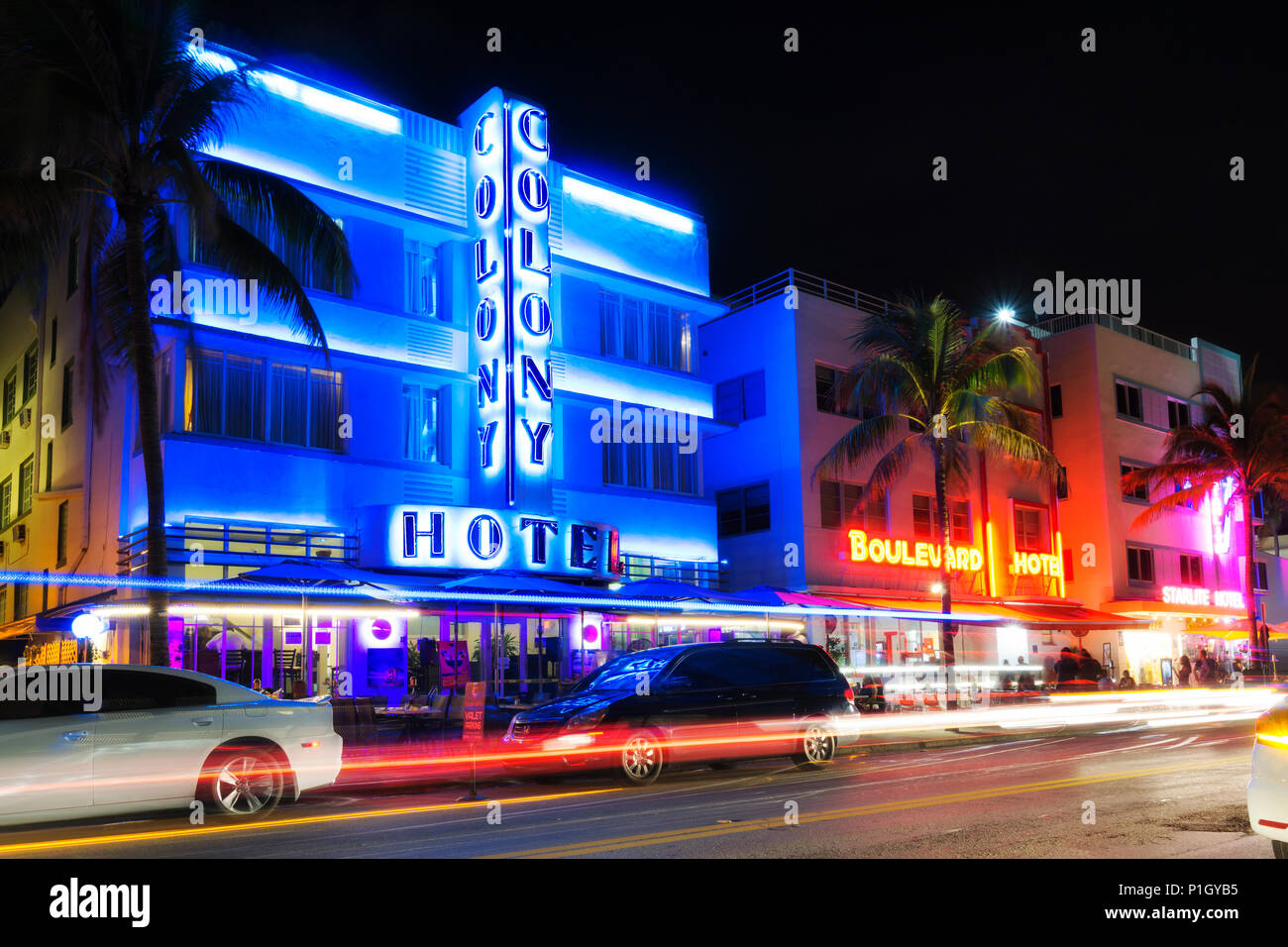 MIAMI BEACH, Floride - le 12 juin 2018 : célèbre quartier art déco de South Beach, Ocean Drive, dans la nuit, l'hôtel Colony. Miami, USA Banque D'Images