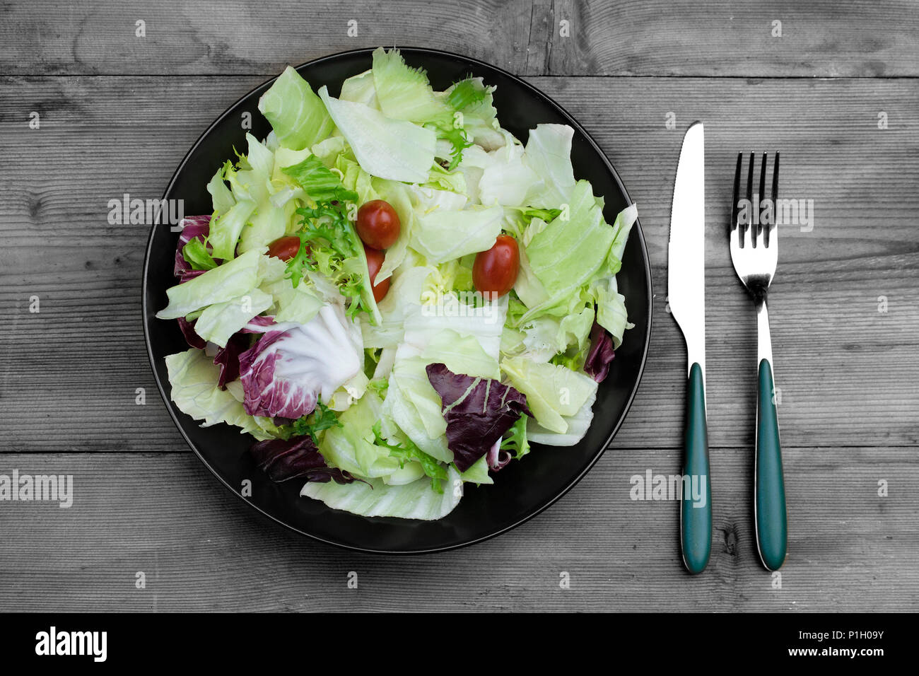 Assiette de salade verte avec tomates cerises rouges Photo Stock - Alamy