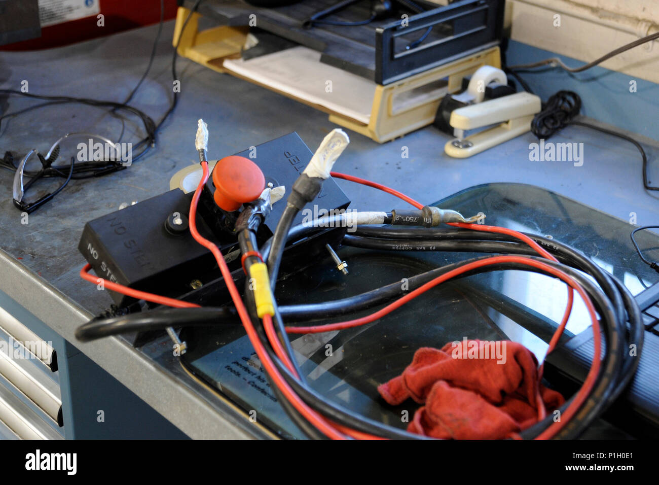 Nebraska Army National Guard Le Sgt. Scott Witthuhn invente un nouveau commutateur d'alimentation pour une famille de mini-chargeuses avec des problèmes récurrents à l'usure de la batterie. Sa solution a déjà enregistré le temps de la Garde nationale du Nebraska et de l'argent, et va maintenant être mis en œuvre à l'échelle de l'armée.Witthuhn dit son équipe a installé un coupe-batterie similaire à ce qui est sur le M915A3 tracteur, faites de nouvelles voies et les fils d'alimentation positif et un support de montage pour l'interrupteur de débrayage pour résoudre le problème de batterie morte. Banque D'Images