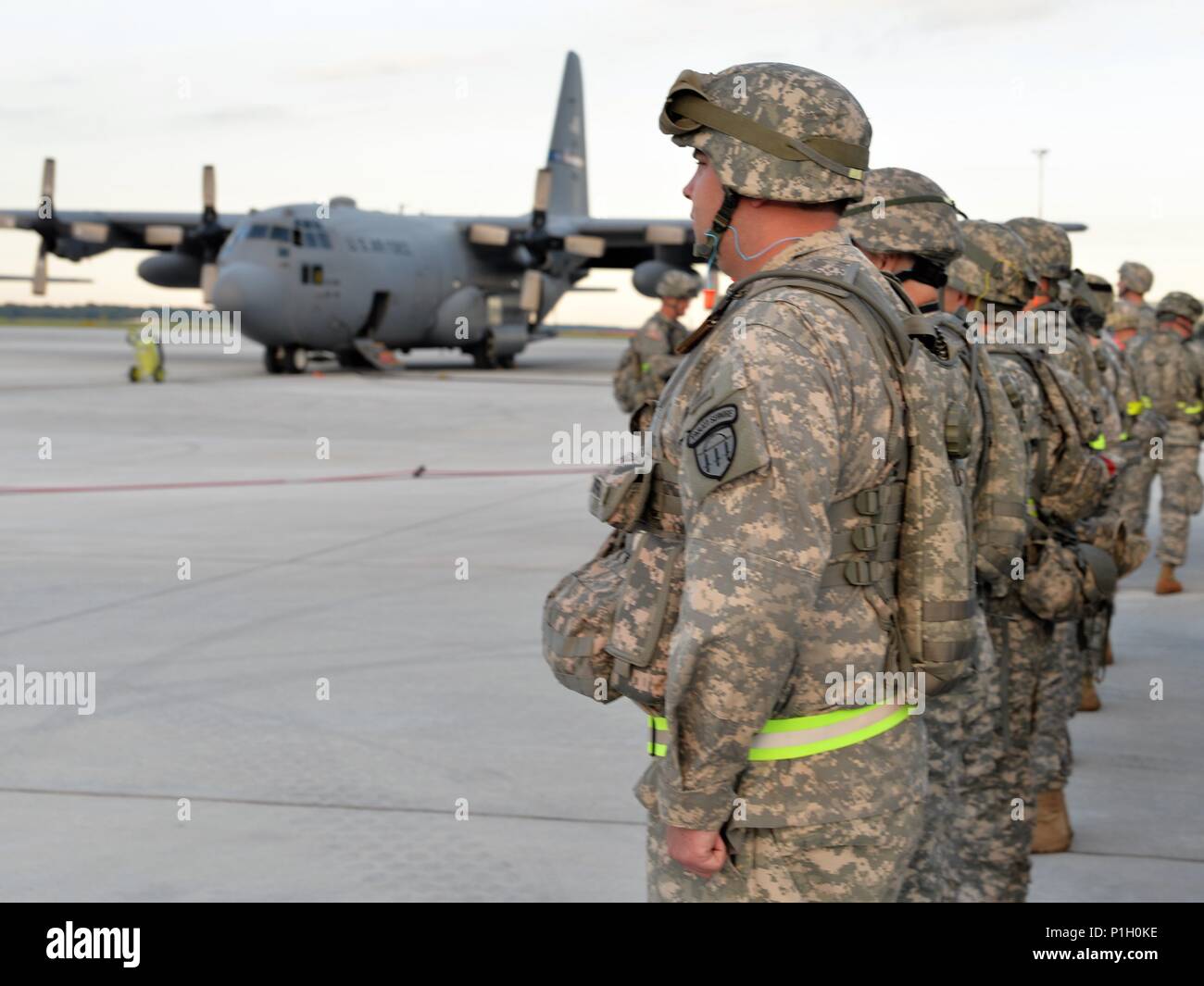 La Force de défense d'État de Géorgie soldats se préparent à bord d'un C-130 Hercules à la dominance de l'air près de Savannah, Géorgie au cours de la formation annuelle le 1 octobre 2016. La Force de défense d'État de Géorgie (photo par le Sgt. 1re classe Alasa) Banque D'Images