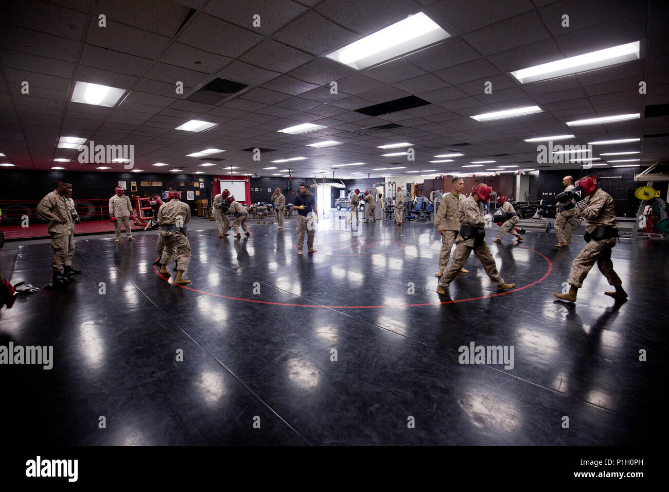 Les Marines américains, avec Marine Corps Recruter Depot (MCRD) San Diego et Marine Corps Air Station Miramar, participer à un exercice d'entraînement libre à MCRD San Diego, Californie, le 26 octobre 2016. Les Marines ont participé à l'exercice dans le cadre d'un cours d'instructeur d'arts martiaux. (U.S. Marine Corps photo par Lance Cpl. Erick J. ClarosVillalta) Banque D'Images