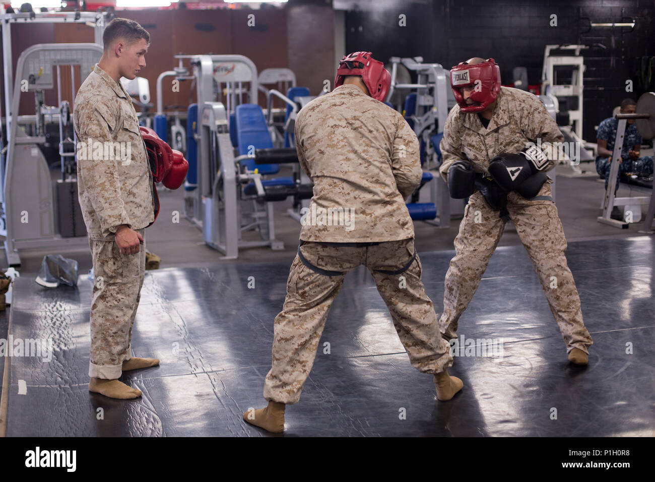 Les Marines américains, avec Marine Corps Recruter Depot (MCRD) San Diego et Marine Corps Air Station Miramar, participer à un exercice d'entraînement libre à MCRD San Diego, Californie, le 26 octobre 2016. Les Marines ont participé à l'exercice dans le cadre d'un cours d'instructeur d'arts martiaux. (U.S. Marine Corps photo par Lance Cpl. Erick J. ClarosVillalta) Banque D'Images