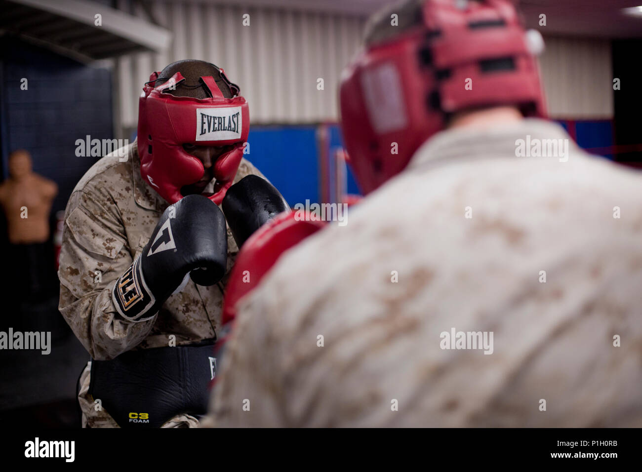 Le sergent du Corps des Marines des États-Unis. Gary G. Wilson, à gauche, d'une perceuse avec instructeur, L'entreprise de recrutement et de formation 3d formation des recrues du Bataillon, Régiment, regarde un adversaire au Marine Corps Recruter Depot San Diego, Californie, le 26 octobre 2016. Wilson a participé à l'exercice dans le cadre d'un cours d'instructeur d'arts martiaux. (U.S. Marine Corps photo par Lance Cpl. Erick J. ClarosVillalta) Banque D'Images