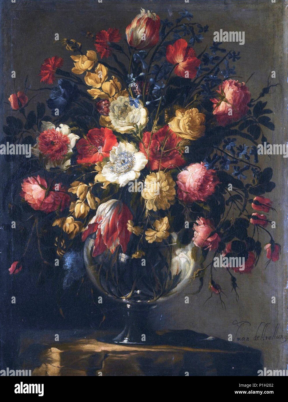 "La vie avec un large éventail de fleurs dans un vase en verre sur un socle en pierre' par Juan de Arellano. Banque D'Images