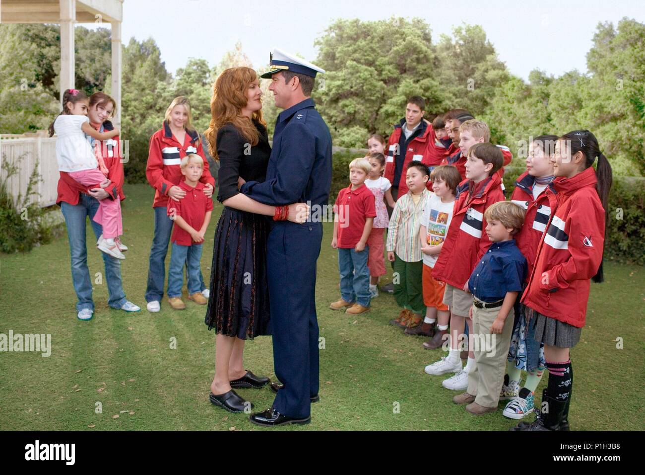 Titre original : la vôtre, la mienne et la nôtre. Titre en anglais : la vôtre, la mienne et la nôtre. Directeur : RAJA GOSNELL Film. Année : 2005. Stars : Dennis Quaid, Rene Russo, Drake Bell, Sean Faris, KATLIA PEVEC ; DANIELLE PANABAKER ; HALEY RAMM ; BRIDGER PALMER ; Miranda Cosgrove ; JESSICA HABIB ; JENNIFER HABIB ; TY PANITZ ; SLADE PEARCE ; NICOLAS ROGET-KING ; ANDREW VO ; MIKI ISHIKAWA, LIL'JJ ; DEAN COLLINS ; BRECKEN PALMER ; TYLER PATRICK JONES. Credit : PARAMOUNT PICTURES / EMERSON, SAM / Album Banque D'Images