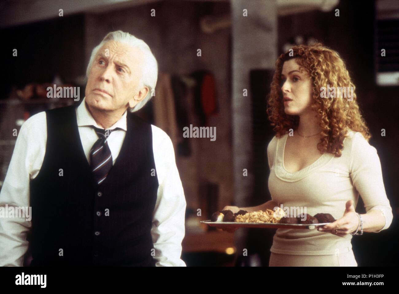 Titre original : il s'exécute dans la famille. Titre en anglais : il s'exécute dans la famille. Directeur de film : Fred Schepisi. Année : 2003. Stars : KIRK DOUGLAS ; Bernadette Peters. Credit : Metro-Goldwyn-Mayer (MGM) / SCHWARTZ, Andrew / Album Banque D'Images