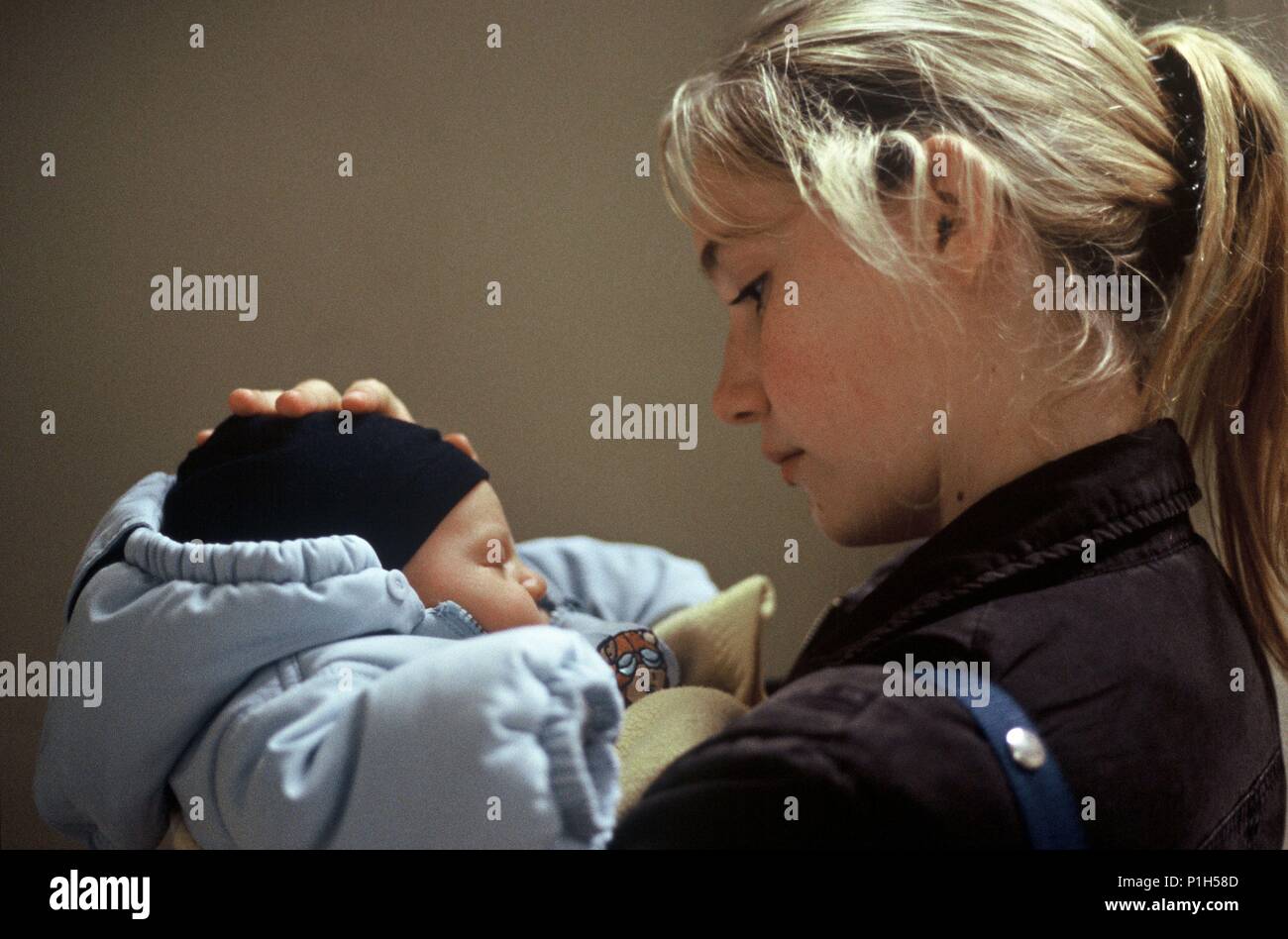 Film Original Titre : L' ENFANT. Titre en anglais : ENFANT, L. Film Réalisateur : Luc DARDENNE ; JEAN-PIERRE DARDENNE. Année : 2005. Stars : DEBORAH FRANÇOIS. Crédit : LES FILMS DU FLEUVE/CANAL +/RTBF/CNC/WALLIMAGE / Album Banque D'Images