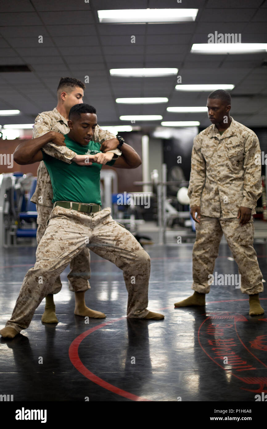 Le sergent du Corps des Marines des États-Unis. Vincent L. Walters, centre, avec formation d'entreprise, la formation des recrues, Bataillon de soutien Regiment, témoigne d'un programme d'arts martiaux du Corps des Marines (MCMAP) technique avec Lance Cpl. Brian Vado, gauche, avec Caméra Combat (COMCAM), société de services (SVCO), Administration centrale et Service Battalion (HQSVCBN), et la FPC. Alexander L., Gist avec COMCAM, SVCO, HQSVCBN, au Marine Corps Recruter Depot San Diego, Californie, le 24 octobre 2016. Walters a chargé Vado et Gist dans MCMAP techniques pour les aider à atteindre leurs ceintures gris. (U.S. Marine Corps photo par Lance Cpl. Robert G Banque D'Images