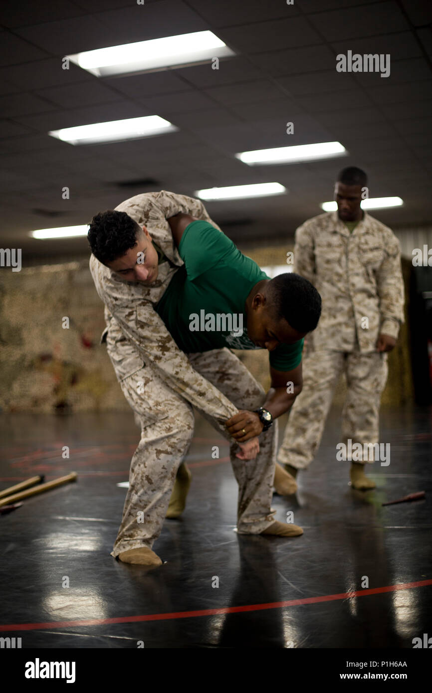 Le sergent du Corps des Marines des États-Unis. Vincent L. Walters, centre, avec formation d'entreprise, la formation des recrues, Bataillon de soutien Regiment, témoigne d'un programme d'arts martiaux du Corps des Marines (MCMAP) technique avec Lance Cpl. Brian Vado, gauche, avec Caméra Combat (COMCAM), société de services (SVCO), Administration centrale et Service Battalion (HQSVCBN), et la FPC. Alexander L., Gist avec COMCAM, SVCO, HQSVCBN, au Marine Corps Recruter Depot San Diego, Californie, le 24 octobre 2016. Walters a chargé Vado et Gist dans MCMAP techniques pour les aider à atteindre leurs ceintures gris. (U.S. Marine Corps photo par Lance Cpl. Robert G Banque D'Images