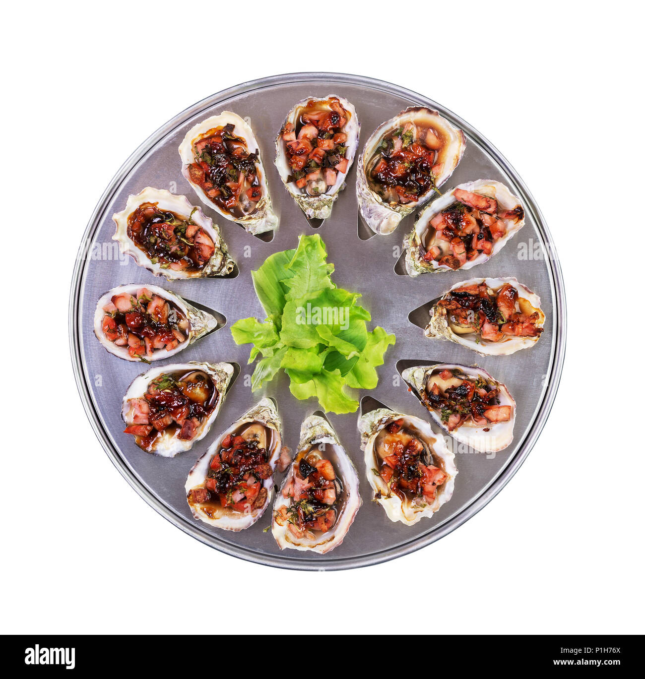Douzaine d'huîtres au four kilpatrick sur spécial cuisson et desservant le plateau métallique isolé vue supérieure Banque D'Images