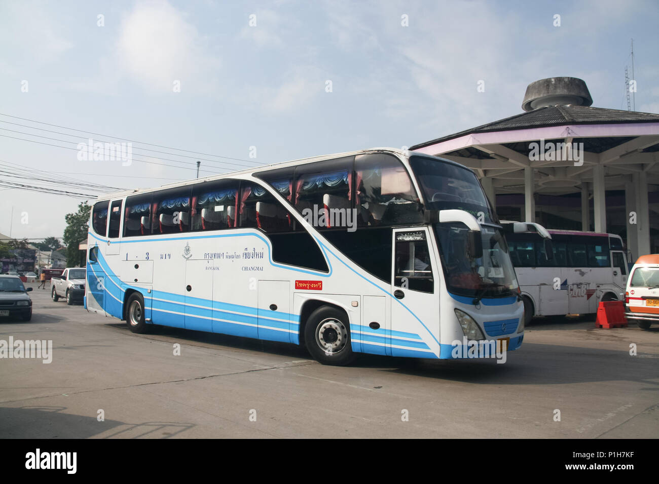 CHIANG MAI, THAÏLANDE - 15 octobre 2011 : Bus de Choke Rung. Thaweetour Photo à la gare routière de Chiangmai, Thaïlande. Banque D'Images