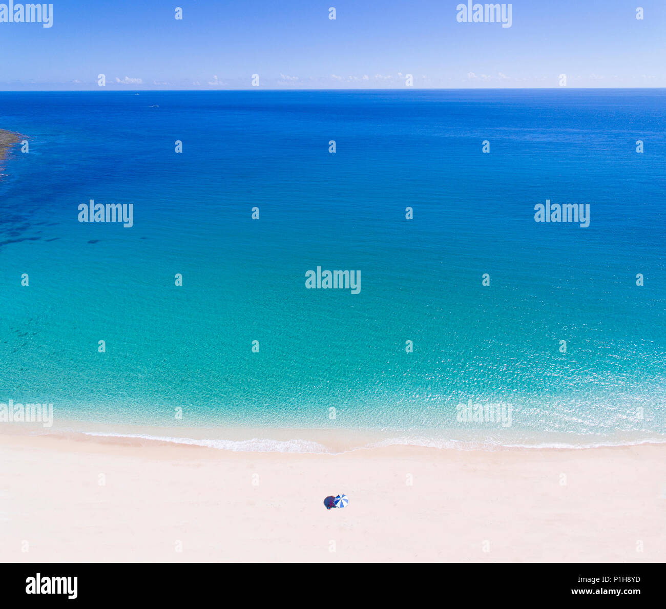 Vue aérienne de la plage tropicale avec concept de vacances d'été Banque D'Images