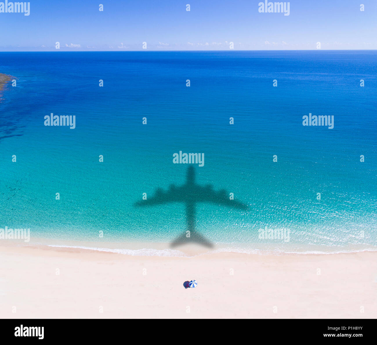 Vue aérienne de la plage tropicale avec concept de vacances d'été Banque D'Images
