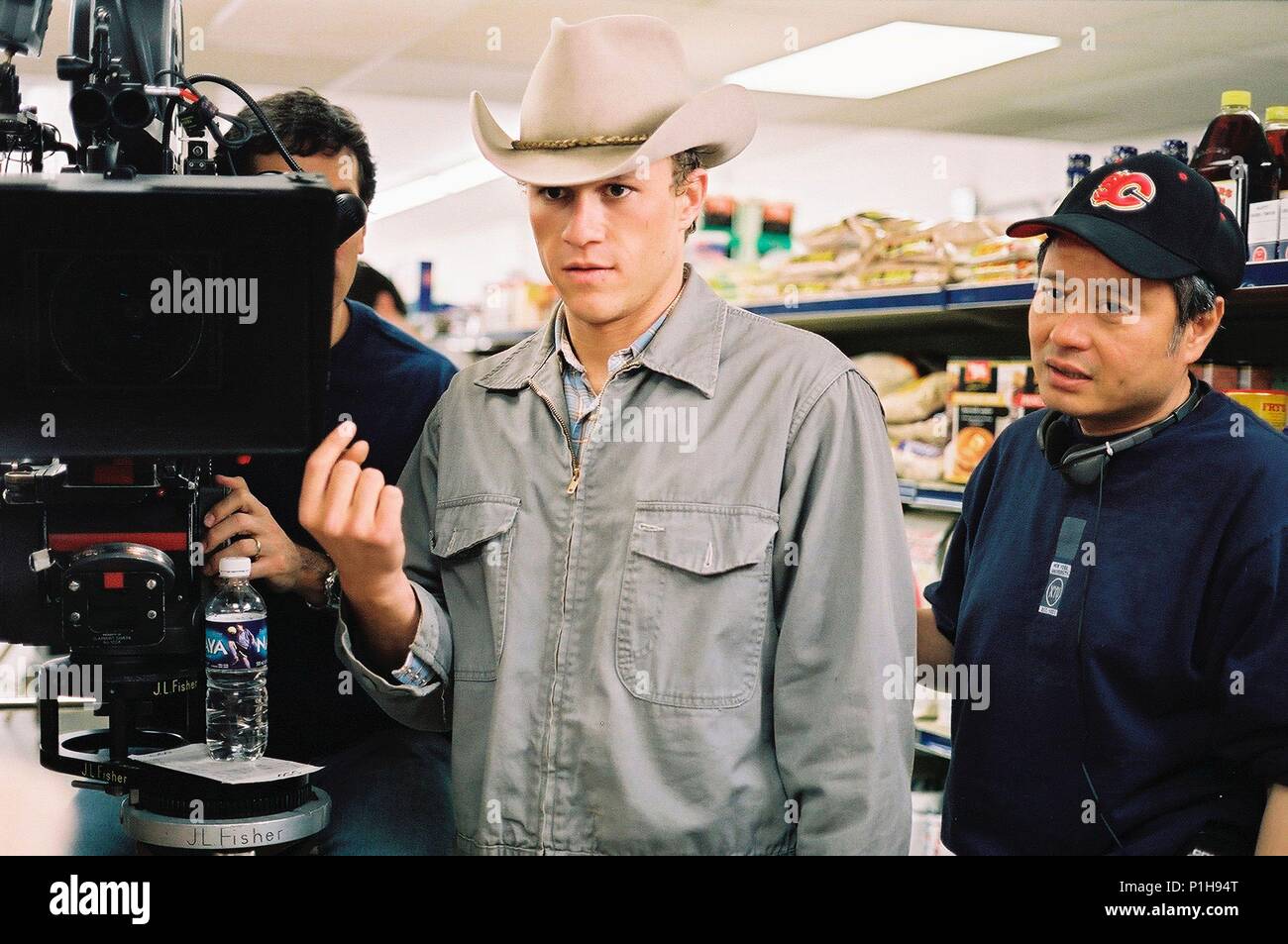 Titre original : Brokeback Mountain. Titre en anglais : Brokeback Mountain. Directeur de film : ANG LEE. Année : 2005. Stars : Heath Ledger, Ang Lee. Credit : Universal Studios / FRENCH, Kimberly / Album Banque D'Images