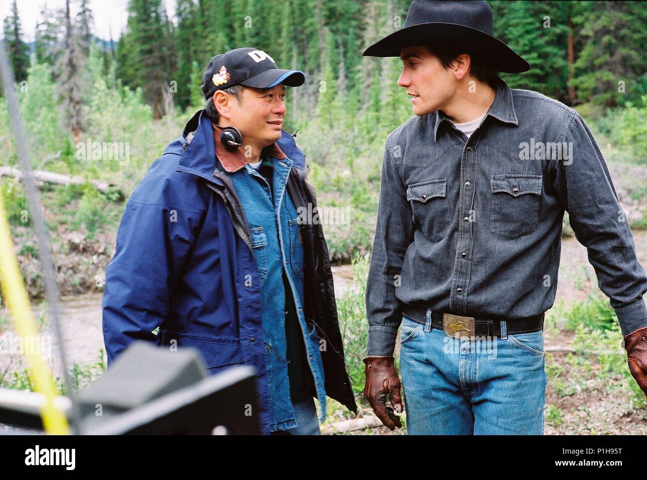 Titre original : Brokeback Mountain. Titre en anglais : Brokeback Mountain. Directeur de film : ANG LEE. Année : 2005. Stars : Jake Gyllenhaal, Ang Lee. Credit : Universal Studios / FRENCH, Kimberly / Album Banque D'Images