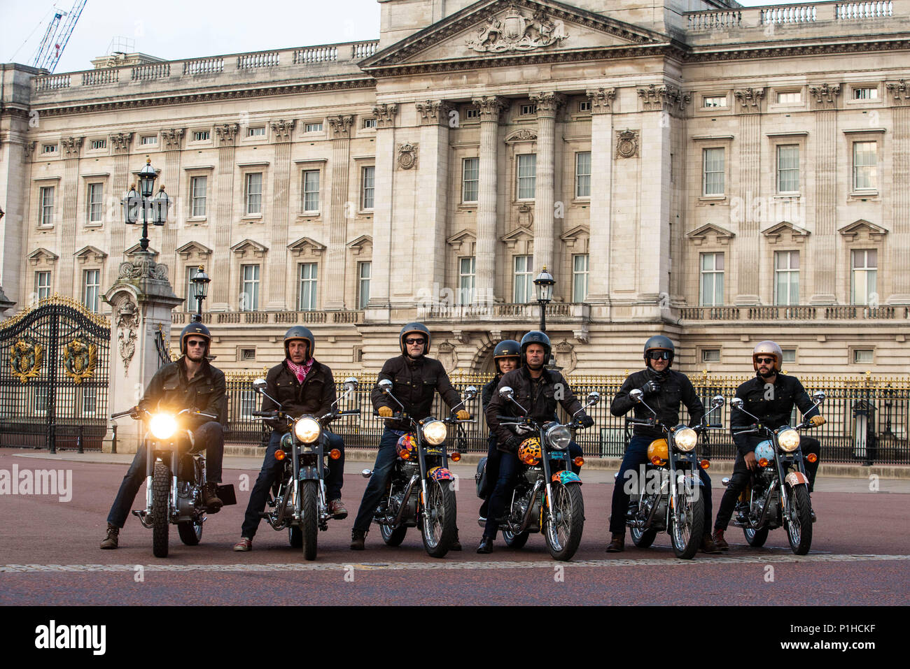 (De gauche à droite) Hugh Francis Anderson à vélo sur le Krazy Horse, Simon de Burton à vélo sur la House of Hackney, Jeremy Taylor à vélo sur le Dan Baldwin, Oli Wheeler et Tina Hobley à vélo sur le Boyarde, Michael Mann à vélo Belstaff et Tommy Clarke à vélo Luke Edward-Hall & Saloni composent la flotte personnalisée de Royal Enfield à l'extérieur de Buckingham Palace pour le raid à l'aube de la famille Elephant 'â€˜Concours d'éléphant' pendant le photocall à Londres. APPUYEZ SUR ASSOCIATION photo. Date de la photo: Mardi 12 juin 2018. Un parc personnalisé de 12 voitures Ambassador, huit Royal Enfield M. Banque D'Images