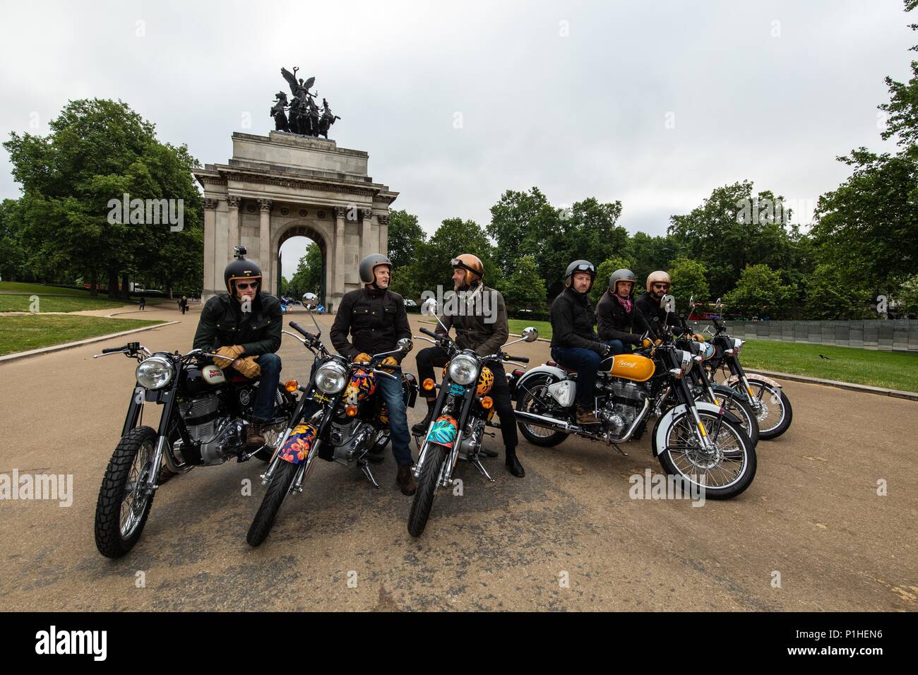 (De gauche à droite) Hugh Francis Anderson Riding the Krazy Horse bike, Jeremy Taylor équitation le Dan Baldwin bike, Sam la circonscription de Pelly la Boyarde vélo, Michael Mann l'équitation de vélo Belstaff, Simon de Burton équitation la chambre de Hackney vélo et Tommy Clarke équitation le Edward-Hall Luke & Saloni bike composent le parc Royal Enfield personnalisés en face de l'Édifice Wellington Arch pour l'éléphant de la famille 'Concours dâ€™elephantâ€™ au cours du raid l'aube photocall à Londres. ASSOCIATION DE PRESSE Photo. Photo date : mardi 12 juin 2018. Une flotte de 12 voitures Ambassadeur, huit motos Royal Enfield, une Banque D'Images