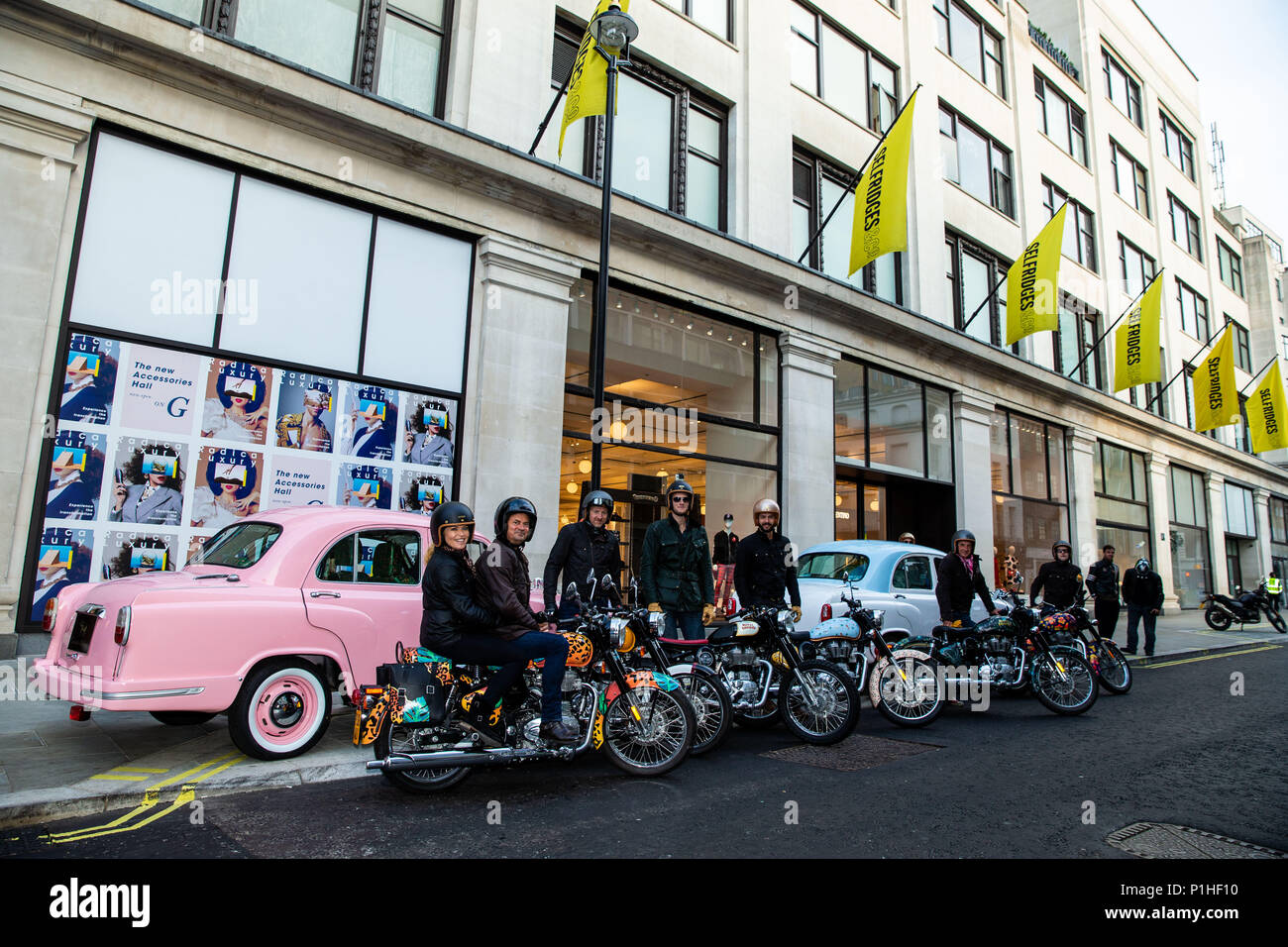 Elephant Family â€˜Concours d'éléphant ' composé d'une flotte personnalisée de vélos Royal Enfield, de voitures Ambassador et d'un tuk-tuk garés devant Selfridge, Oxford Street pendant le photocall à Londres. APPUYEZ SUR ASSOCIATION photo. Date de la photo: Mardi 12 juin 2018. Une flotte personnalisée de 12 voitures Ambassador, huit motos Royal Enfield, un tuk-tuk et un Gujarati Chagda a constitué le '€˜Concours d'éléphant ' - une cavalcade de véhicules indiens d'inspiration designer - tandis qu'une trentaine de sculptures d'éléphant magnifiquement décorées seront sentinelles dans la capitale, ambassadeurs de thei Banque D'Images